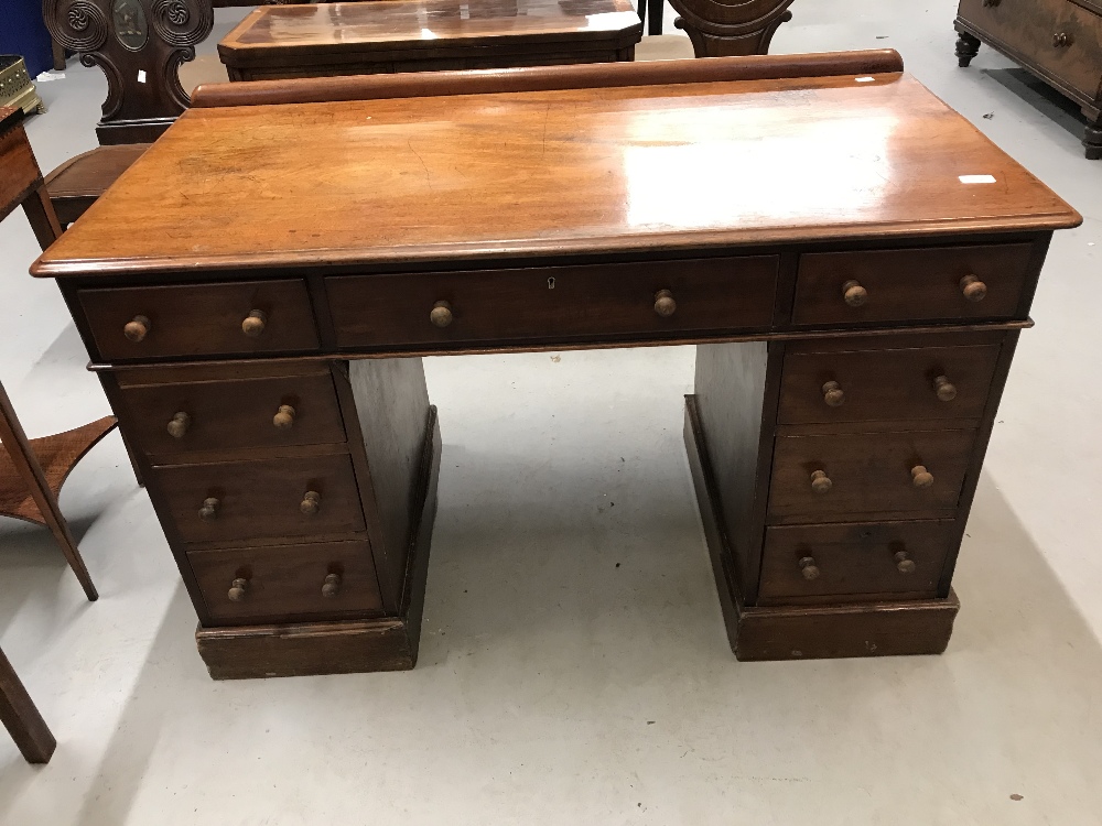 Mid-late 19th cent. Mahogany double pedestal desk. Length 47ins. x width 24ins. x height 28ins.