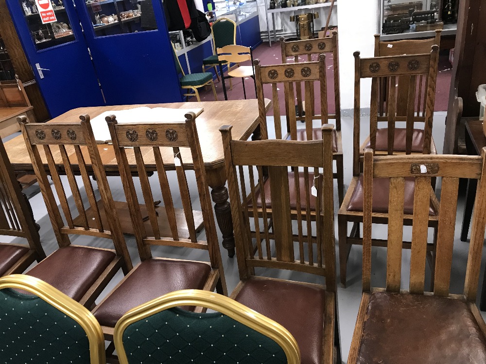 Early 20th cent. Arts & Craft: Harlequin set of nine oak dining chairs in the arts and crafts