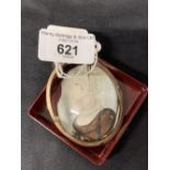 Yellow metal oval miniature of a lady. test 9ct. 13.5g