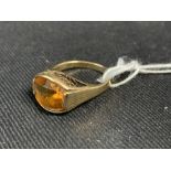 Jewellery: Yellow metal ring set with a rectangular cut citrine, stamped 18k tests as 18ct. gold.