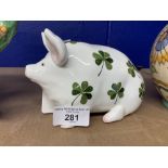 20th cent. Ceramics: Wemyss pig, modelled seated on its hunches, decorated with green clover leaves.