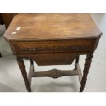 Early 20th cent. Mahogany card/work table, canted edge swing top with drawers beneath and turned