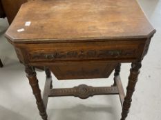 Early 20th cent. Mahogany card/work table, canted edge swing top with drawers beneath and turned