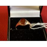 Hallmarked Jewellery: 9ct. Gold signet ring set with an oval cut cornelian, hallmarked London.