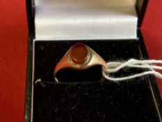 Hallmarked Jewellery: 9ct. Gold signet ring set with an oval cut cornelian, hallmarked London.