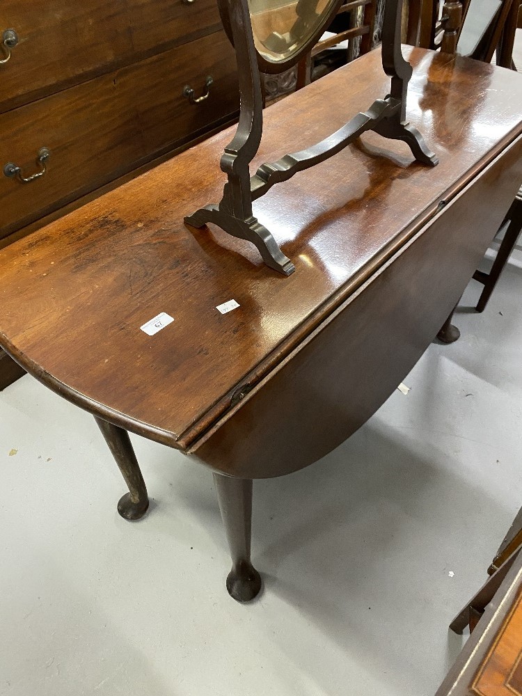 19th cent. Mahogany drop leaf dining table on club feet.