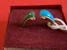 Jewellery: Yellow metal ring with a split head, one side set with turquoise, the other side with