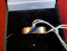 Hallmarked Jewellery: 9ct. Gold band with a lapis lazuli set in a diagonal line. Hallmarked