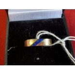 Hallmarked Jewellery: 9ct. Gold band with a lapis lazuli set in a diagonal line. Hallmarked