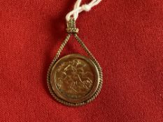 Jewellery: 9ct. pendant, mounted half sovereign Queen Elizabeth II, dated 1982, hallmarked