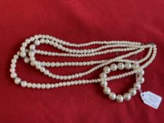 Jewellery: Triple row necklet of graduated simulated pearls, plus bracelet also of simulated