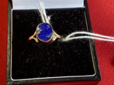 Hallmarked Jewellery: 9ct. Gold ring set with an oval lapis lazuli, hallmarked Birmingham. Weight