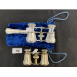 20th cent. Mother of pearl opera glasses, folding telescopic handle, contained in a blue velvet