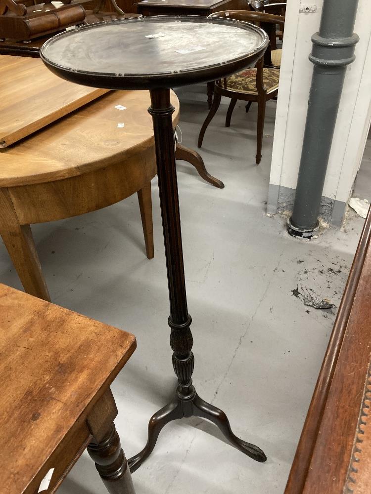 20th cent. Mahogany torchere with reeded column supports. Diameter 12ins.