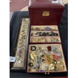 Costume Jewellery: Rings, brooches, necklet. All in a jewellery box.