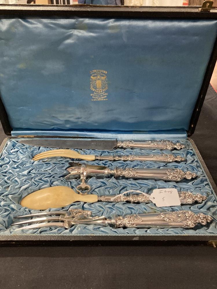 White metal five piece carving set in fitted case, retailed by C. Detouche, Paris. Tests as - Bild 2 aus 2