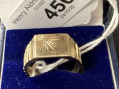Hallmarked Gold: Gentleman's signet ring 9ct gold set with small diamond within starburst, bark