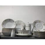 20th cent. Ceramics: Japanese Noritake 'Sovereign' eight place dinner service. Seventy pieces in