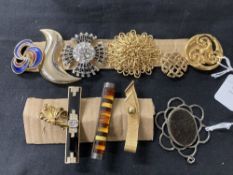 Mid 20th cent. Designer Jewellery: Brooches, yellow metal & paste including sphinx, unmarked (10)