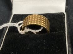 Hallmarked Gold: Wide wedding band, hob design 18ct London.