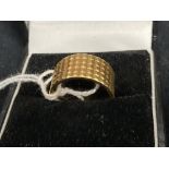 Hallmarked Gold: Wide wedding band, hob design 18ct London.