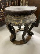 19th cent. Black lacquer Chinese seat with gilt decoration, incurred legs joined by a stretcher.