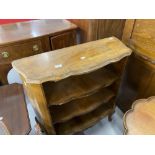 20th cent. Maple veneer scallop edged bookcase with three shelves on hoof feet. 32ins. x 12ins. x