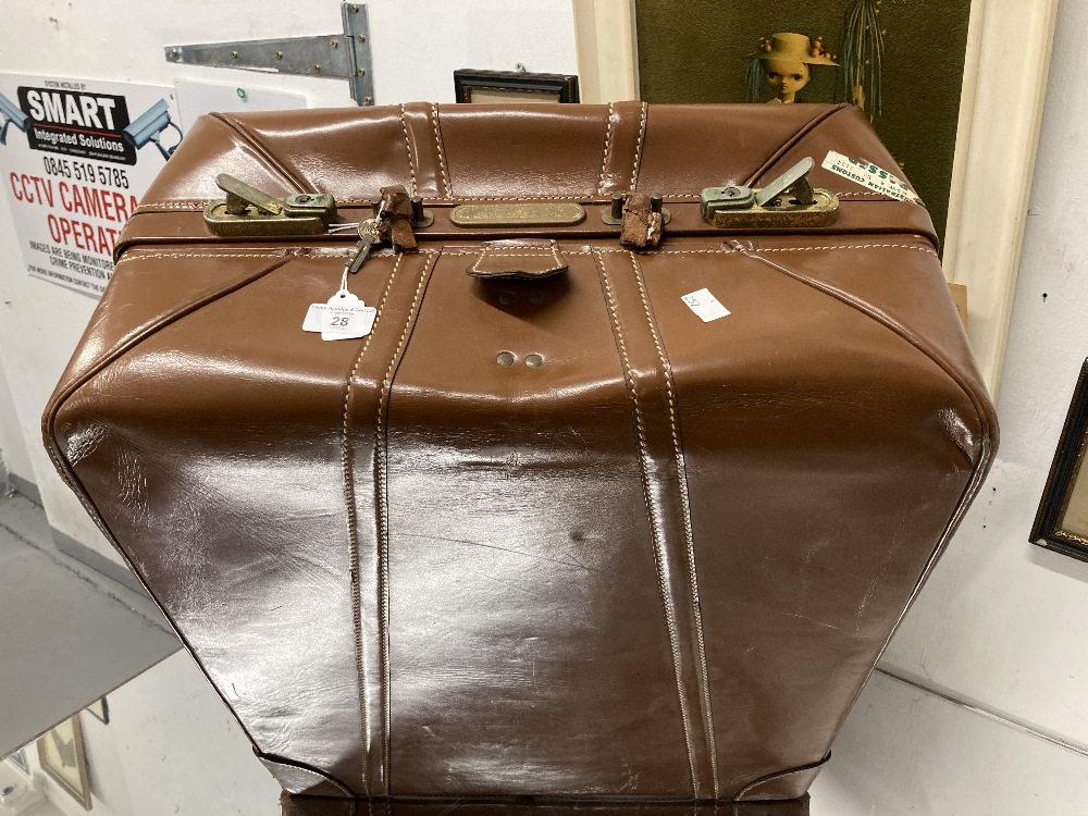 Vintage Luggage: Oblong leather suitcase with shot silk lining. 23ins. x 19ins. x 12ins. - Bild 2 aus 2