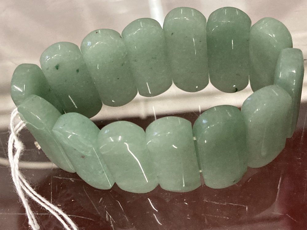 Oriental Jewellery: 20th cent. Jade elasticated bracelet with fourteen individual lozenge shaped - Image 3 of 3