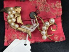 Jewellery: Brooch yellow metal marked and tested 14ct, set with five 6.5mm cultured pearls. 6g. Plus