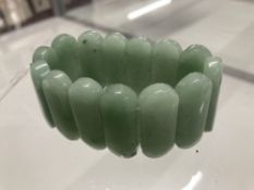 Oriental Jewellery: 20th cent. Jade elasticated bracelet with fourteen individual lozenge shaped