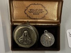 Early 20th cent. Christian oval Holy Mother and Child medallion. White metal stamped Jerusalem ·