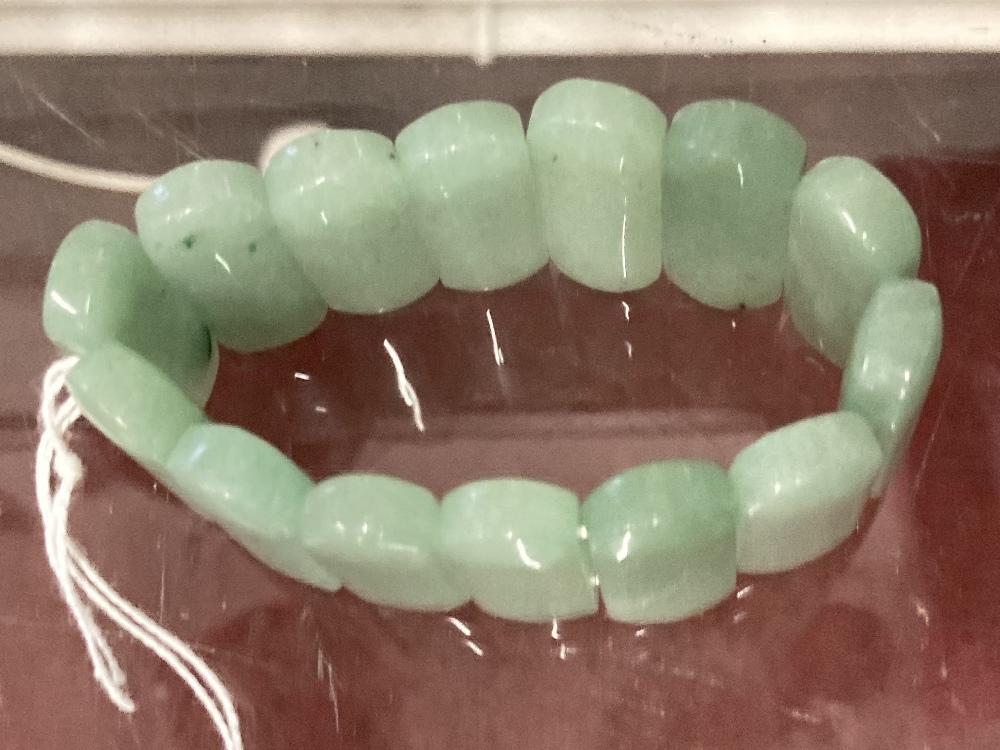 Oriental Jewellery: 20th cent. Jade elasticated bracelet with fourteen individual lozenge shaped - Image 2 of 3