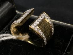 Jewellery: Yellow metal tapering ring with split head set with forty two brilliant cut diamonds,