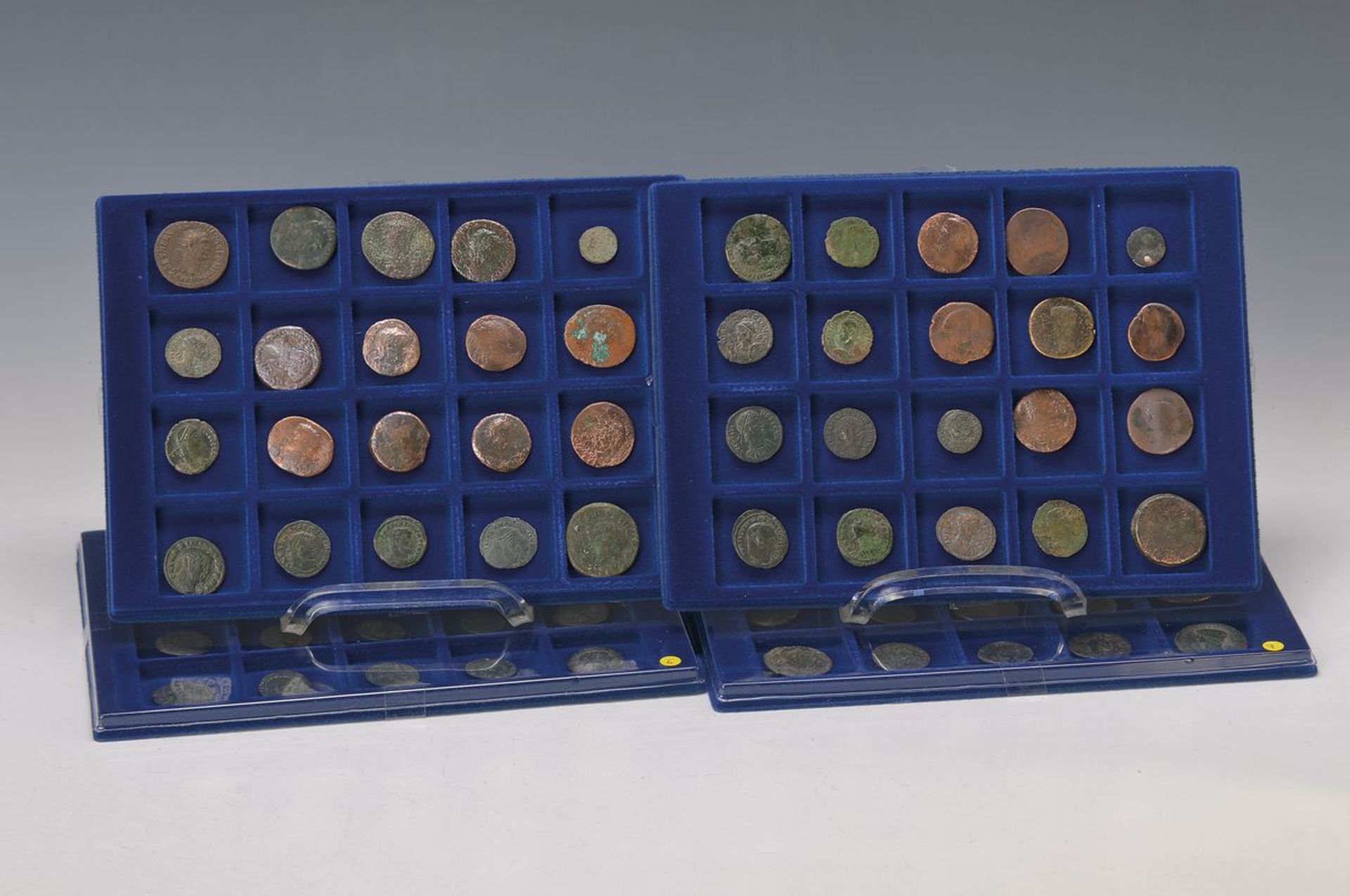 lot of 80 romain large coins, Sestertii inter alia, of ancient collection, on collector tray