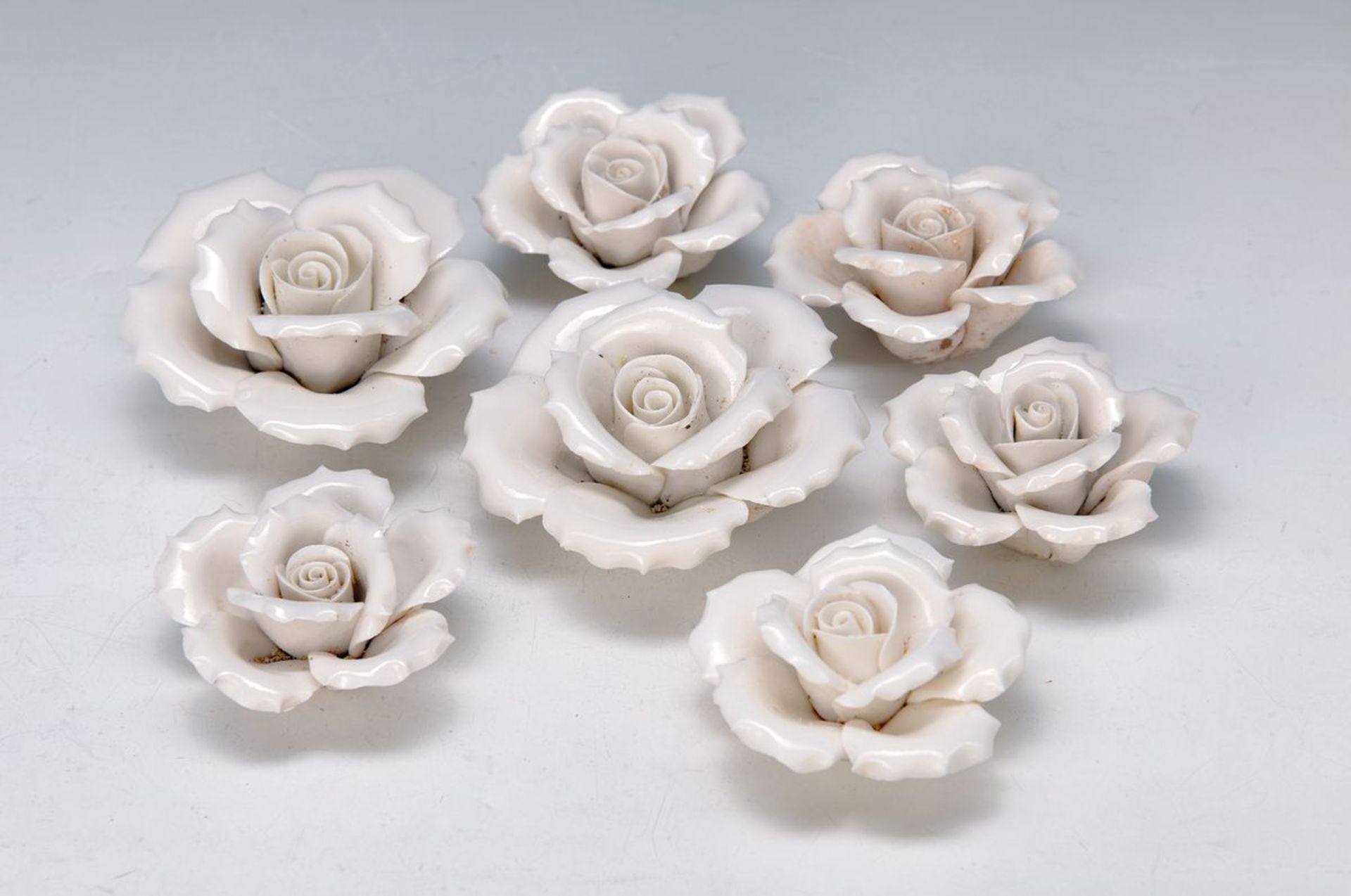 13 porcelain roses, probably German, around 1900, white, D. 6.5-9 cm