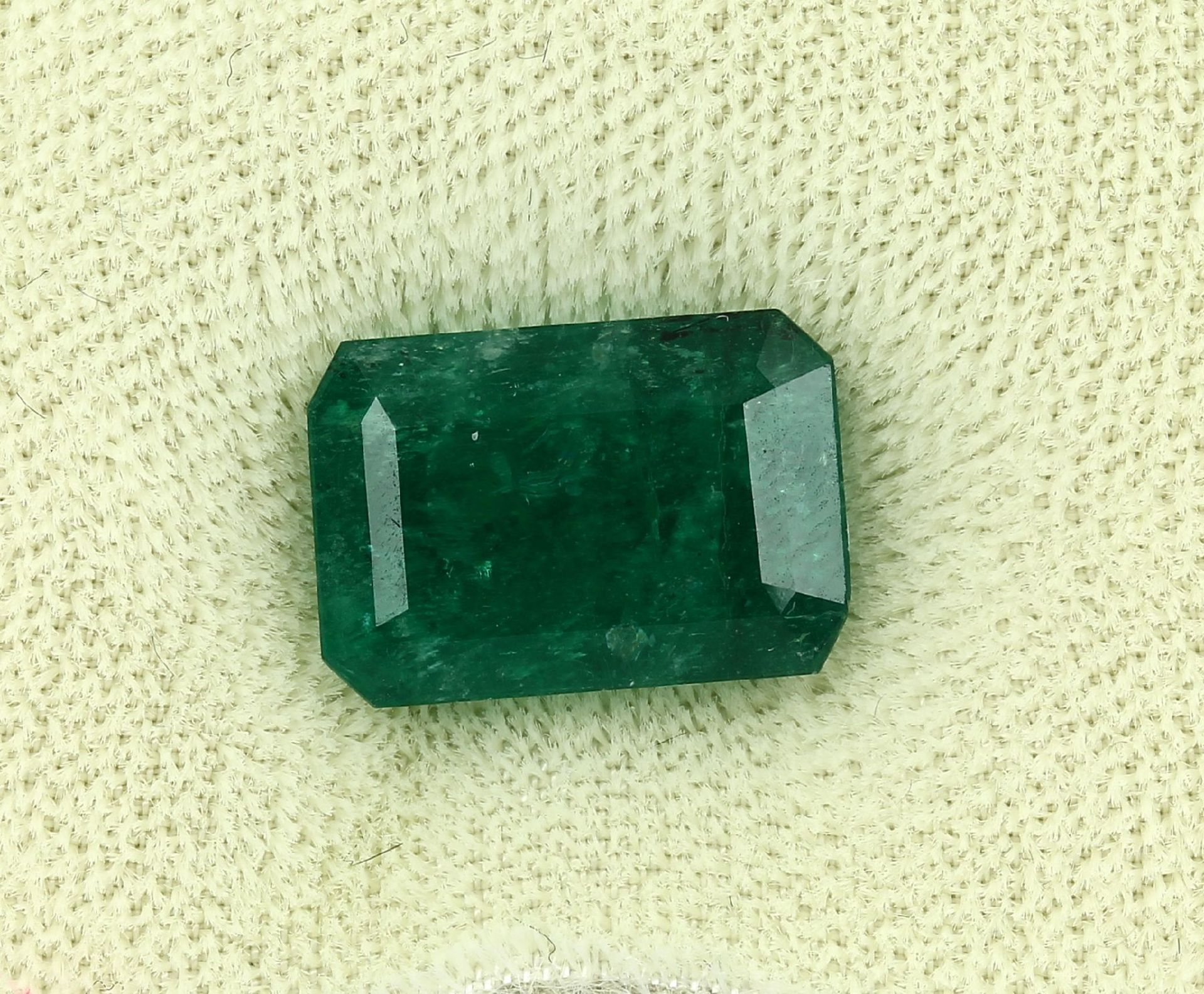 Loose emerald in Emerald-Cut, sealed Valuation Price: 2800, - EUR