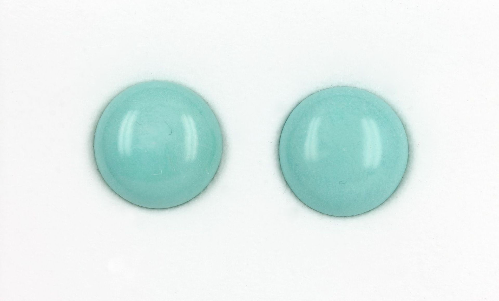 Lot 2 loose turquoisecabochons , total approx. 29.3 ct, diam. approx. 16.2 mm