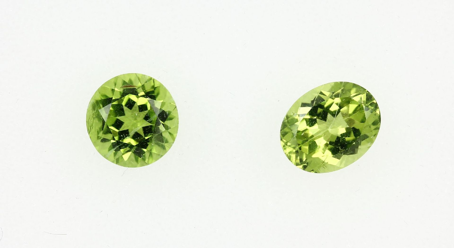 Lot 2 loose bevelled peridots total 6.48 ct , round and oval Valuation Price: 750, - EUR