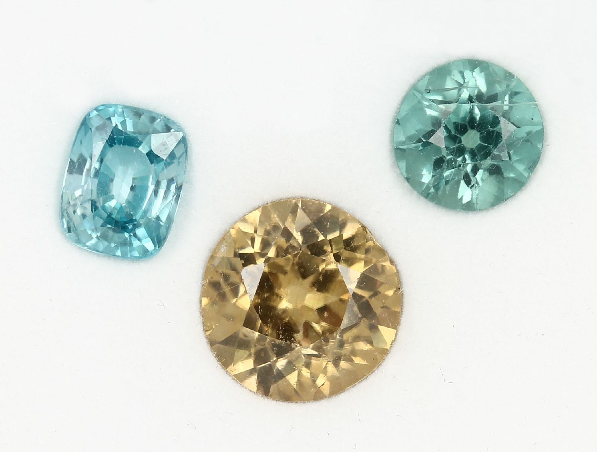 Lot 3 zircones , total approx. 17.73 ct, 2 xround bevelled, 1 x in cushion-cut
