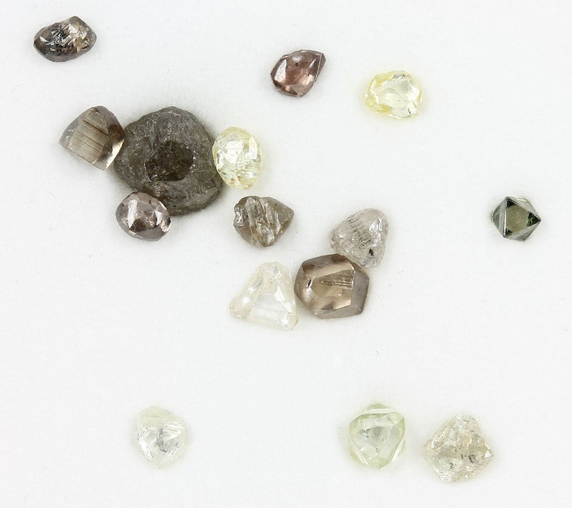 Lot rough diamonds total approx. 9.38 ct , different sizes and colours