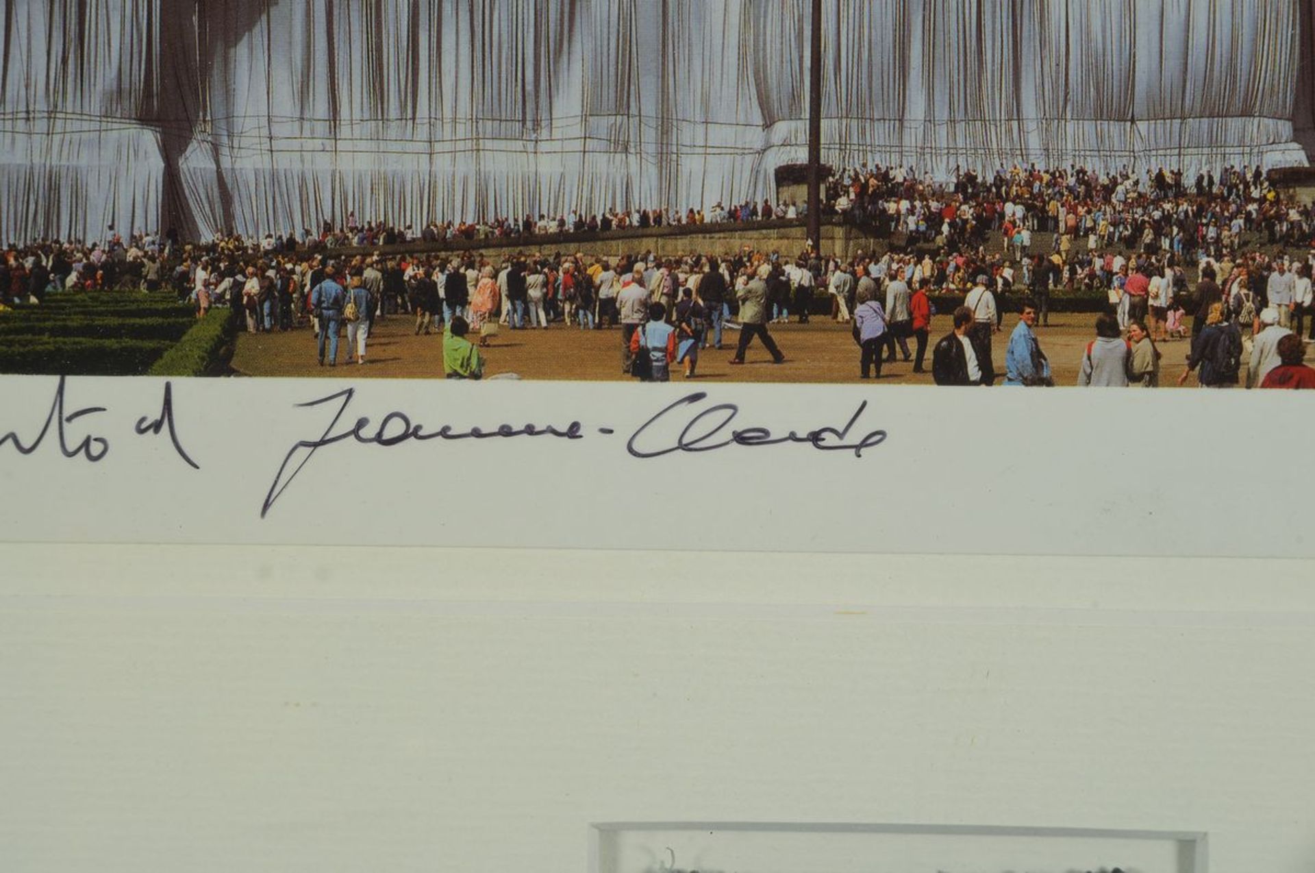 Christo and Jeanne Claude, born, 1935, Multiple with original Stoff, Veiled Reichstag", signed, - Image 2 of 3