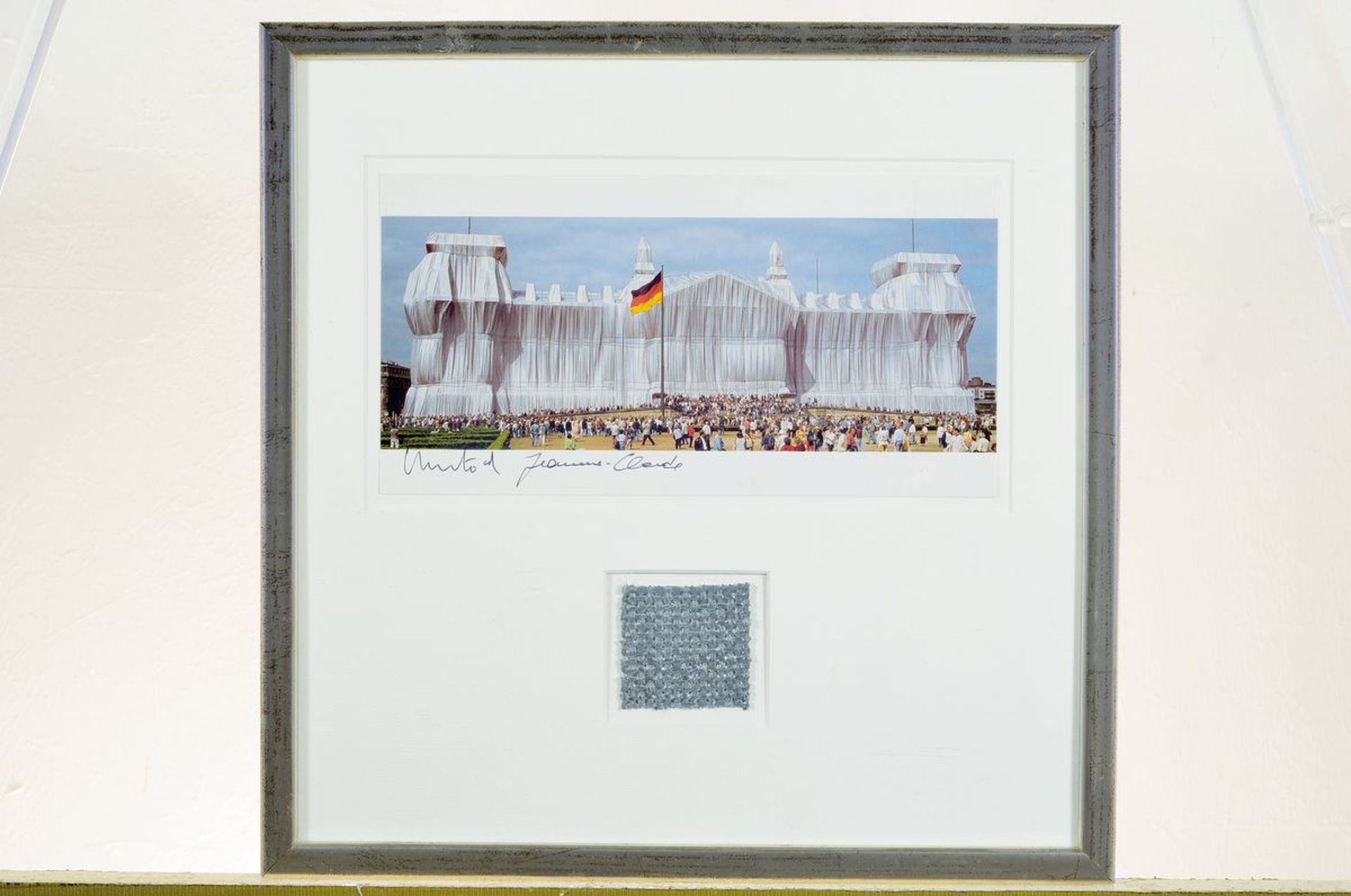 Christo and Jeanne Claude, born, 1935, Multiple with original Stoff, Veiled Reichstag", signed, - Bild 3 aus 3