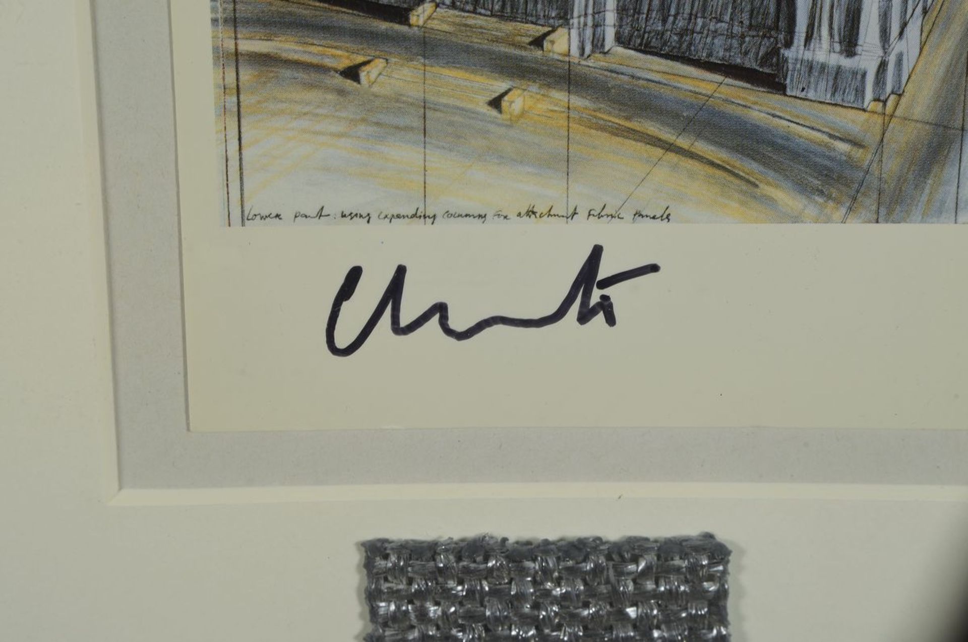 Christo and Jeanne Claude, born 1935, Multiplewith Original Stoff, signed, "Veiled Reichstag", - Bild 2 aus 3