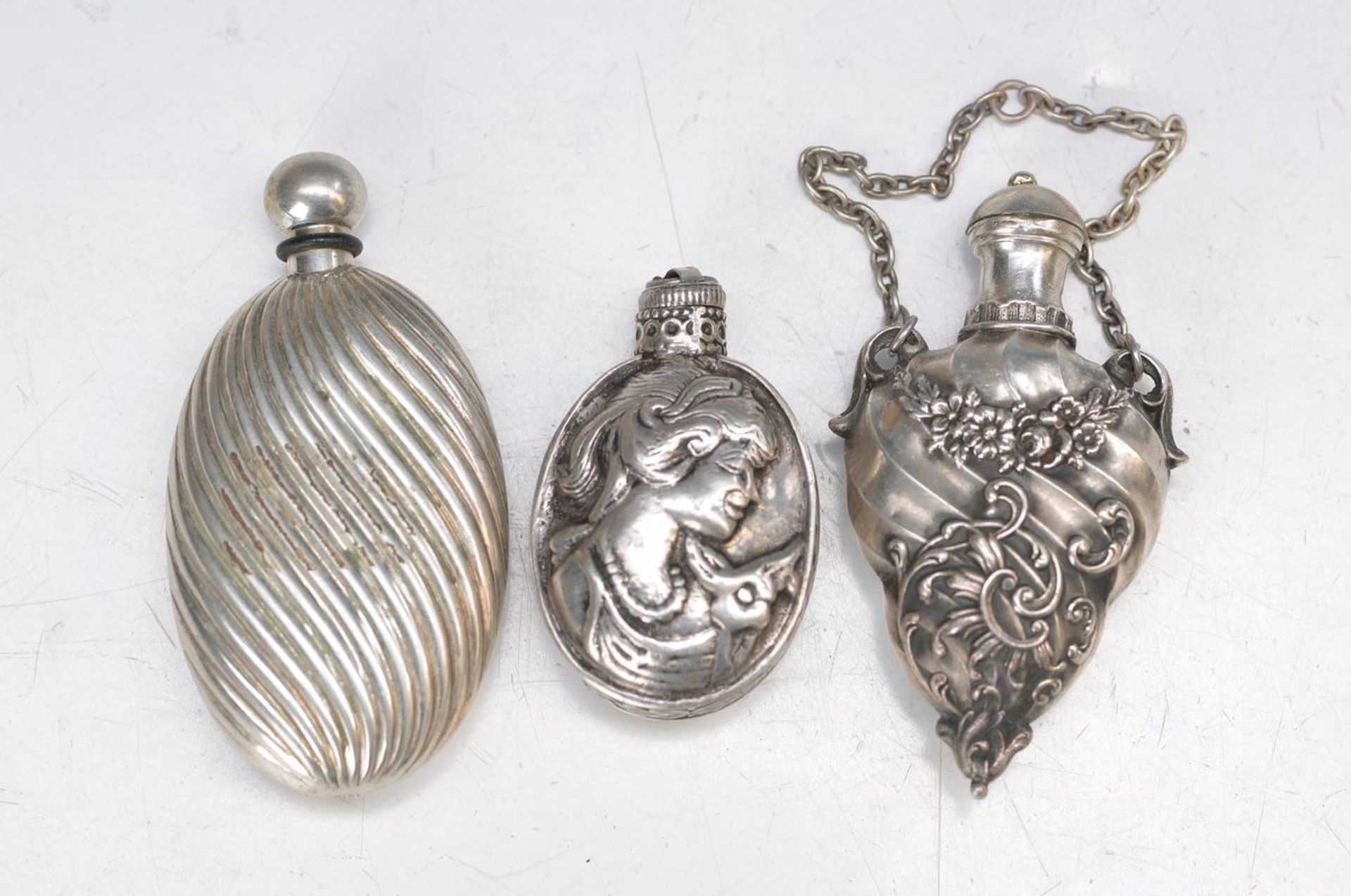 3 snuff bottles, around 1900, silver, 1 of 925 Sterling silver with Rococo decor, 6cm; 1 with
