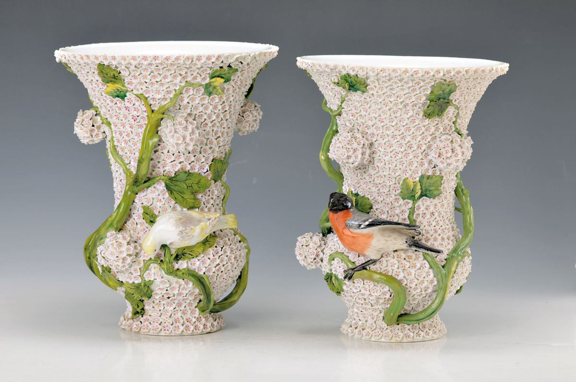 couple of "snowball" vases, Meissen, around 1860/70, porcelain, with hook branches and fully plastic