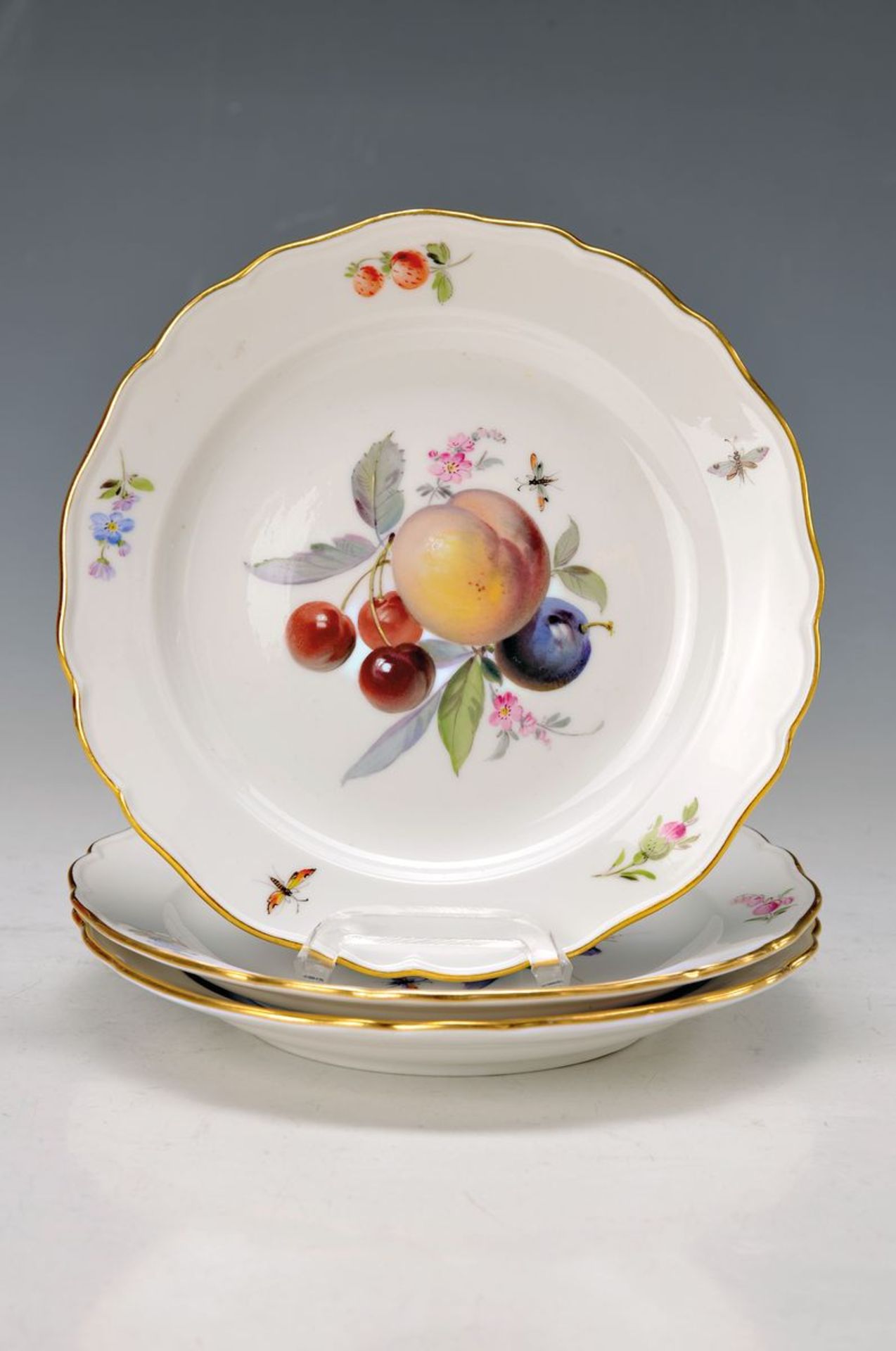 3 plates, Meissen, around 1900, porcelain withfine colorful fruit bouquet painting strewn flowers