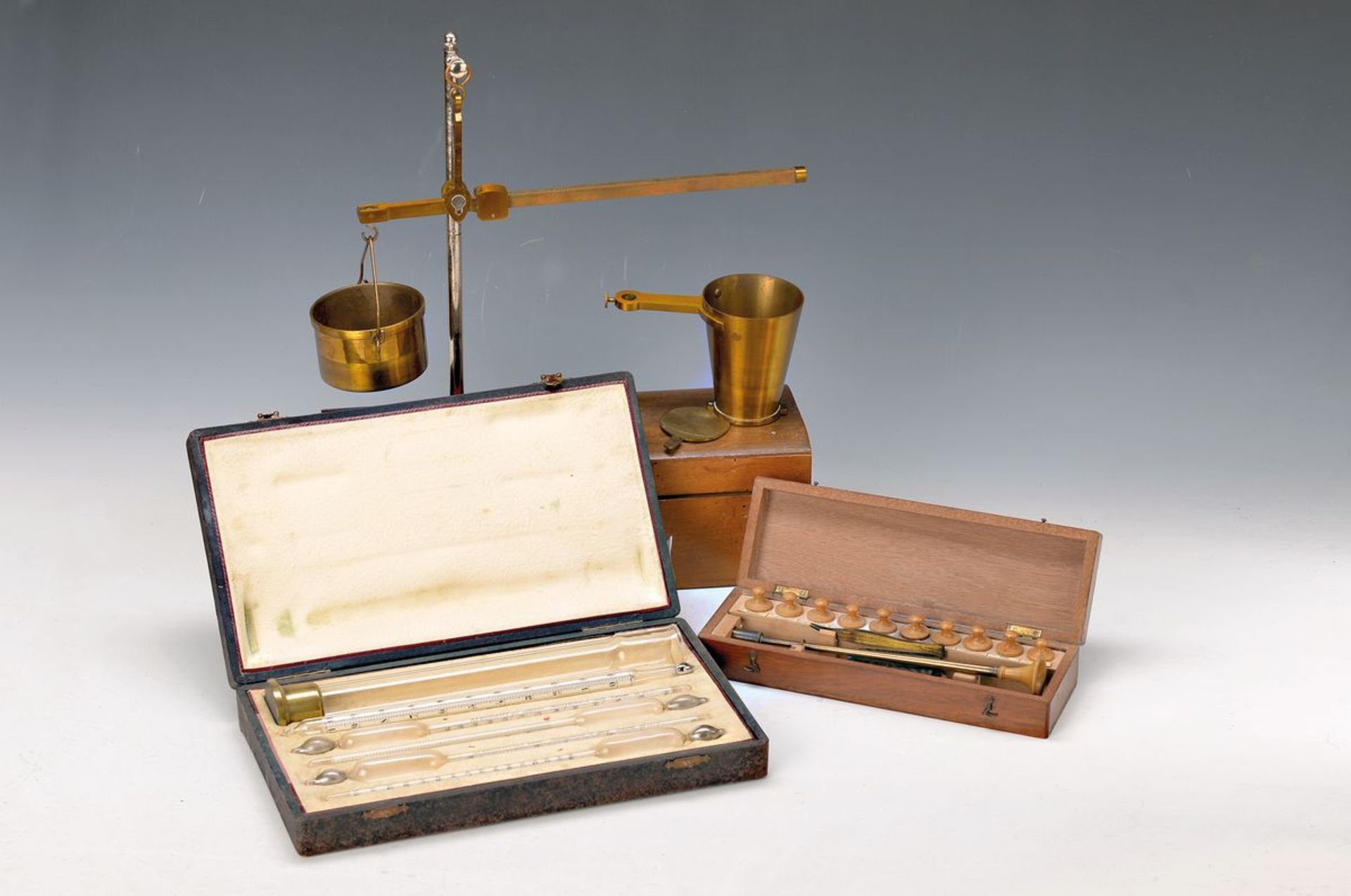 Medical analyzers and balance, around 1900, 1xAarometer for light and heavy liquid, in orig.case, L.