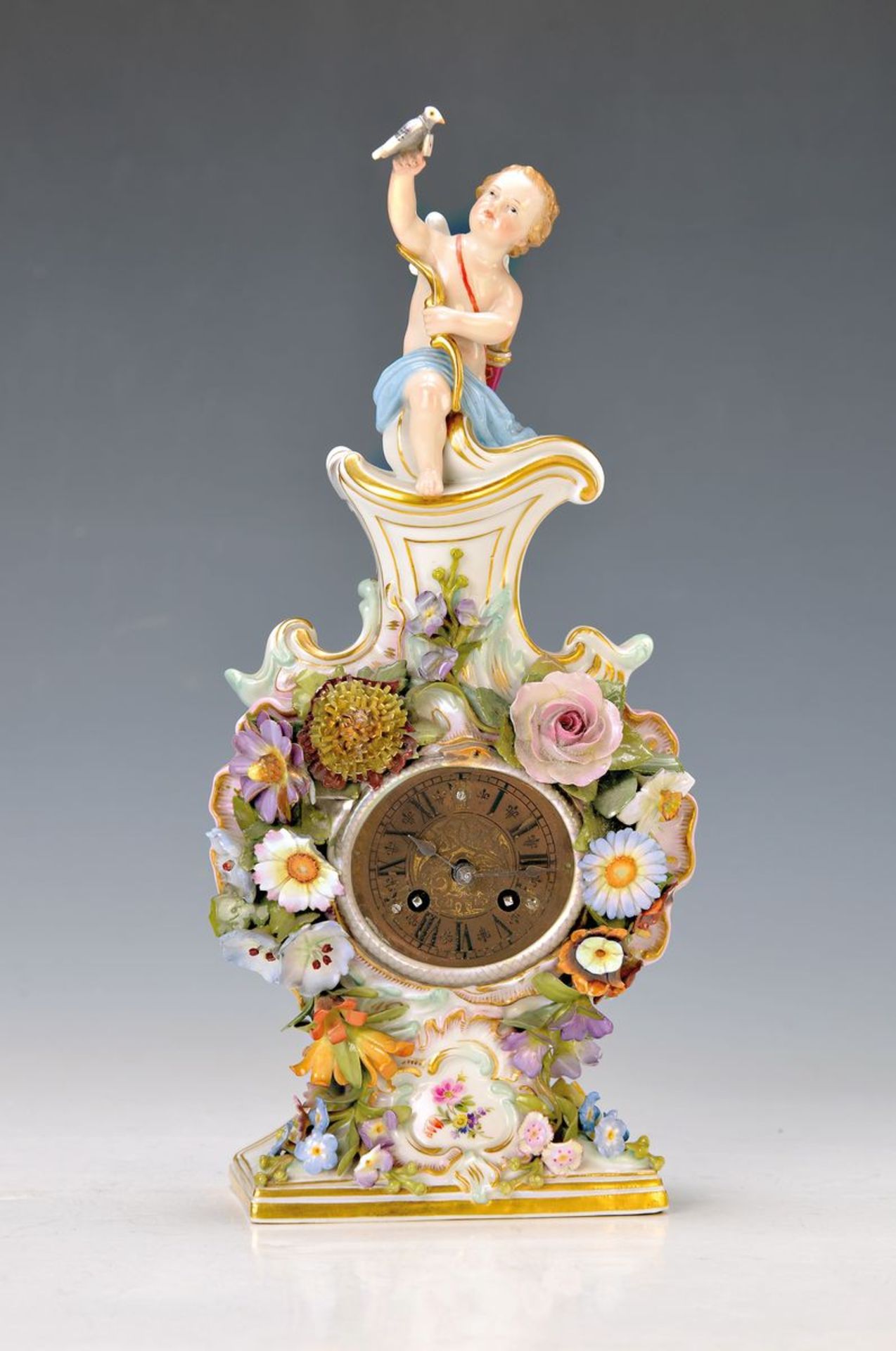 Small table clock, Meissen, around 1880, porcelain, with cupid crown, cupid with pigeon and bow,