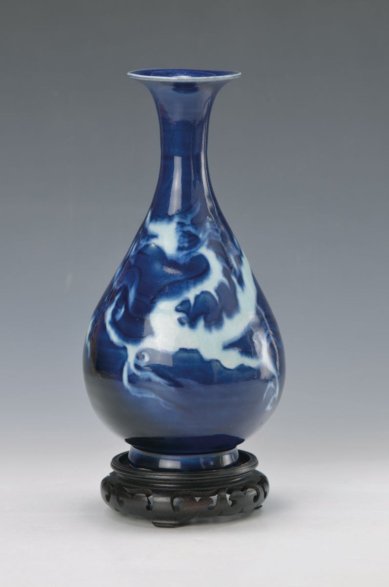 Baluster vase, China 18. th c., Transitional period between Ching and Ming, porcelain continuous
